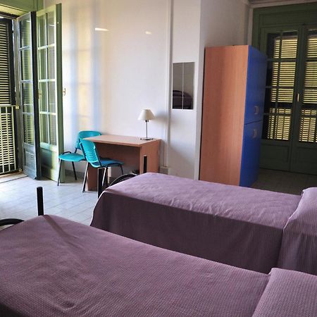 Litus Roma Hostel Lido di Ostia Eksteriør bilde A typical bedroom in a residence hall