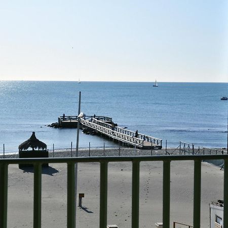Litus Roma Hostel Lido di Ostia Eksteriør bilde The pier at the end of the promenade
