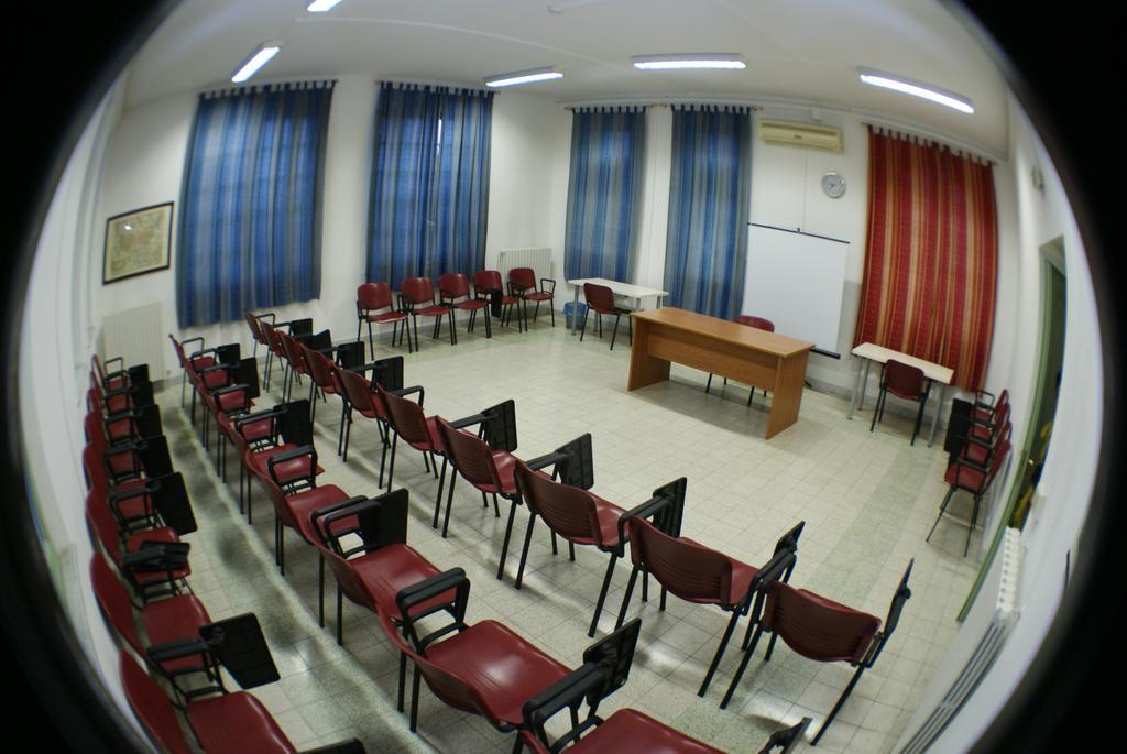 Litus Roma Hostel Lido di Ostia Eksteriør bilde A classroom at the university