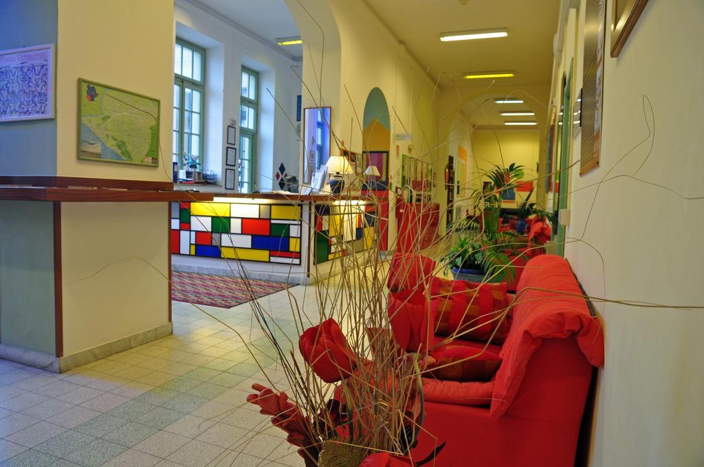 Litus Roma Hostel Lido di Ostia Eksteriør bilde The library