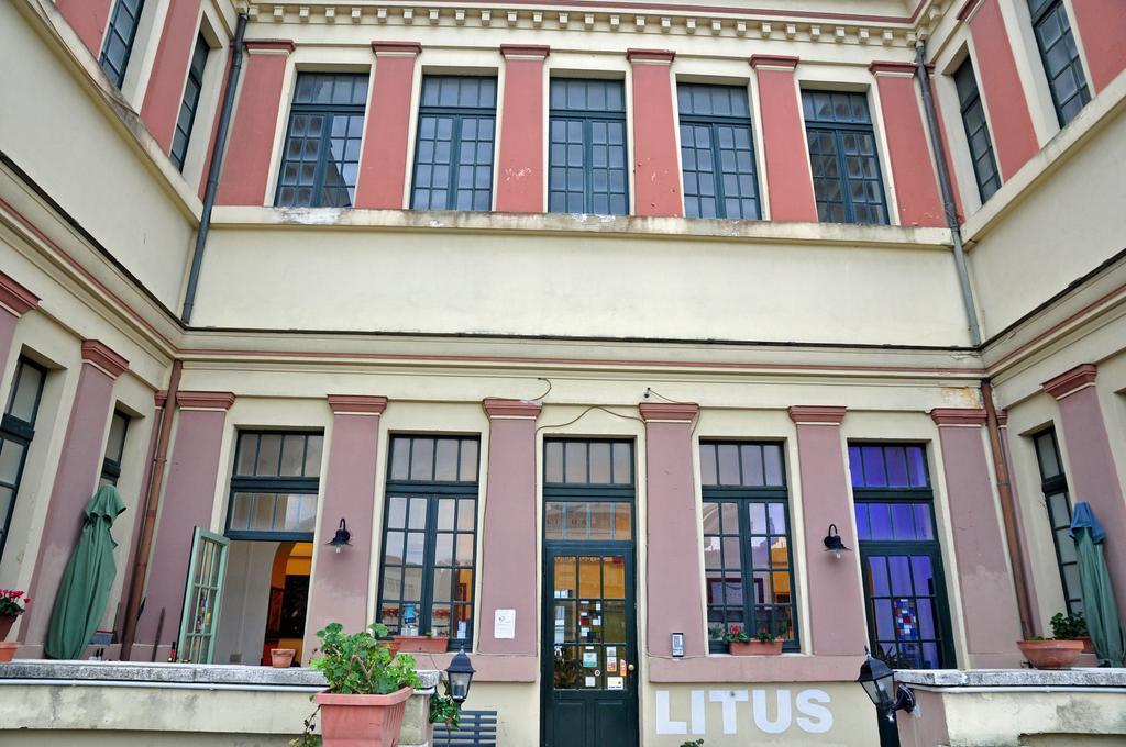 Litus Roma Hostel Lido di Ostia Eksteriør bilde The museum's entrance