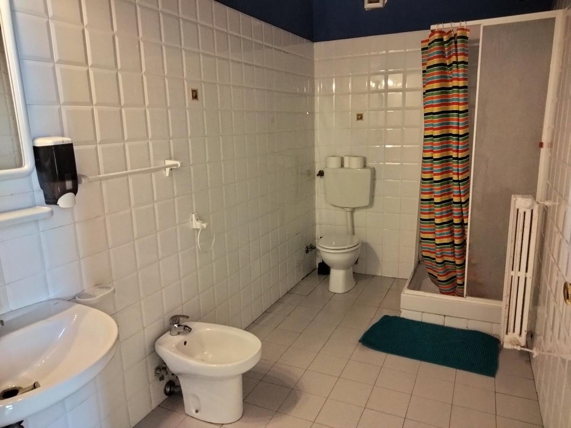 Litus Roma Hostel Lido di Ostia Eksteriør bilde Bathroom with shower enclosure
