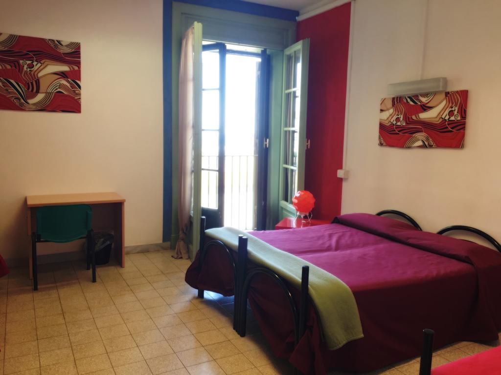 Litus Roma Hostel Lido di Ostia Eksteriør bilde A typical room at the hostel