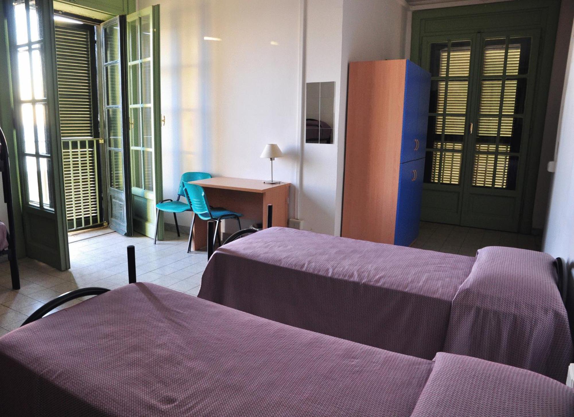 Litus Roma Hostel Lido di Ostia Eksteriør bilde A typical bedroom in a residence hall