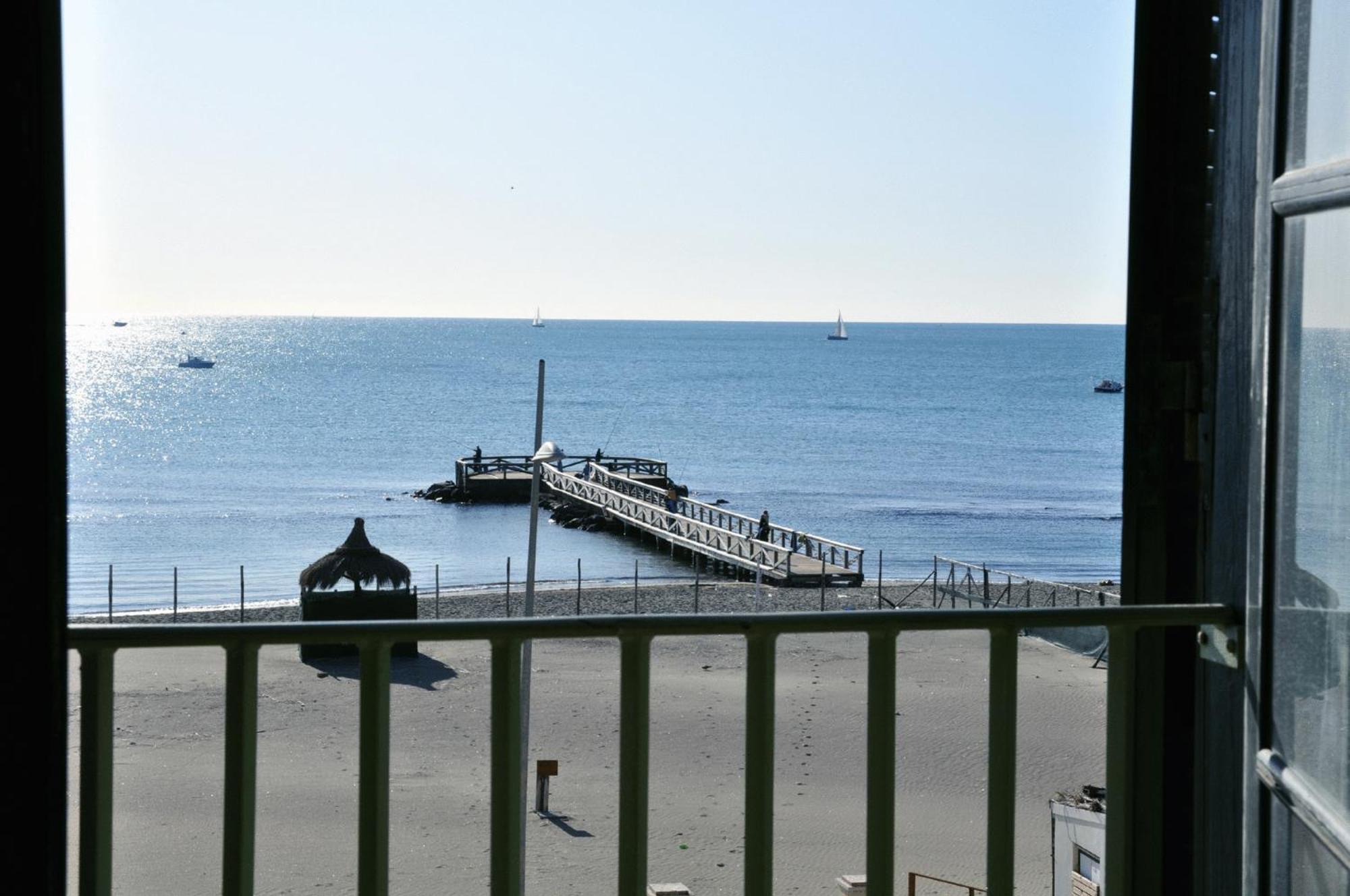 Litus Roma Hostel Lido di Ostia Eksteriør bilde The pier at the end of the promenade