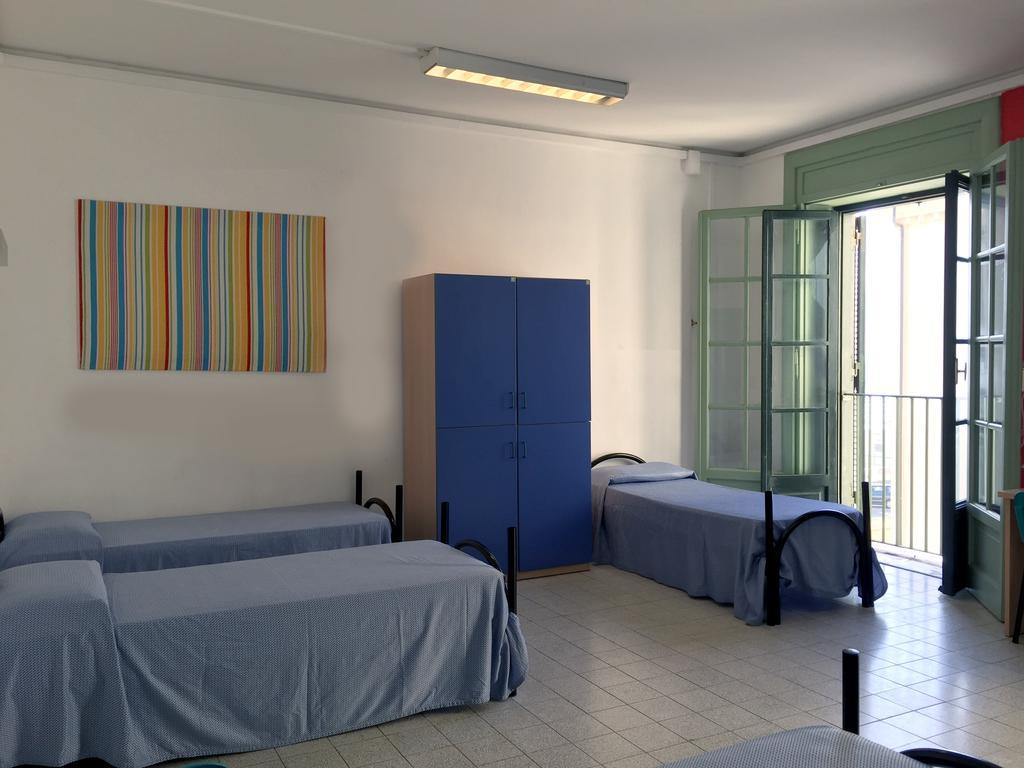Litus Roma Hostel Lido di Ostia Eksteriør bilde A typical bedroom in a residence hall