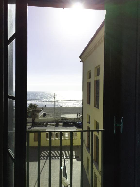 Litus Roma Hostel Lido di Ostia Eksteriør bilde View of the beach from the hotel
