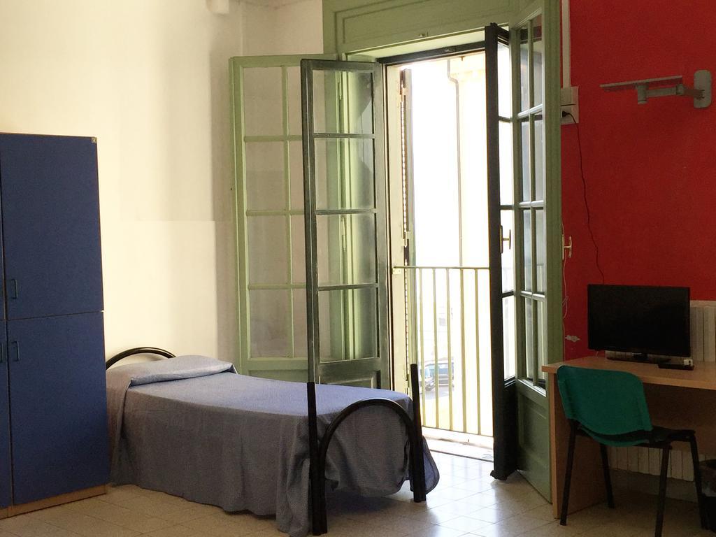 Litus Roma Hostel Lido di Ostia Eksteriør bilde A typical room at the university