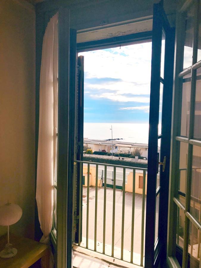 Litus Roma Hostel Lido di Ostia Eksteriør bilde View from the balcony of a cell at the prison