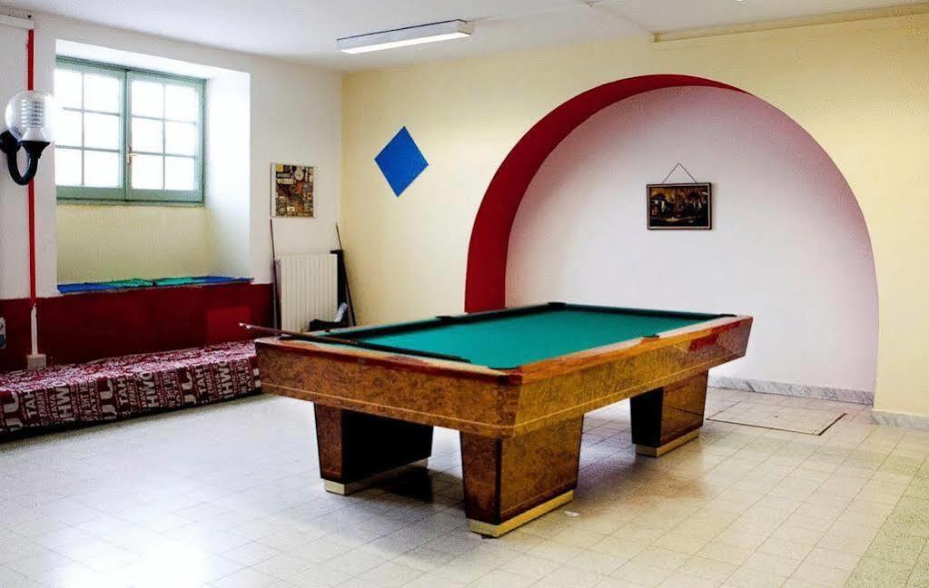 Litus Roma Hostel Lido di Ostia Eksteriør bilde A pool table