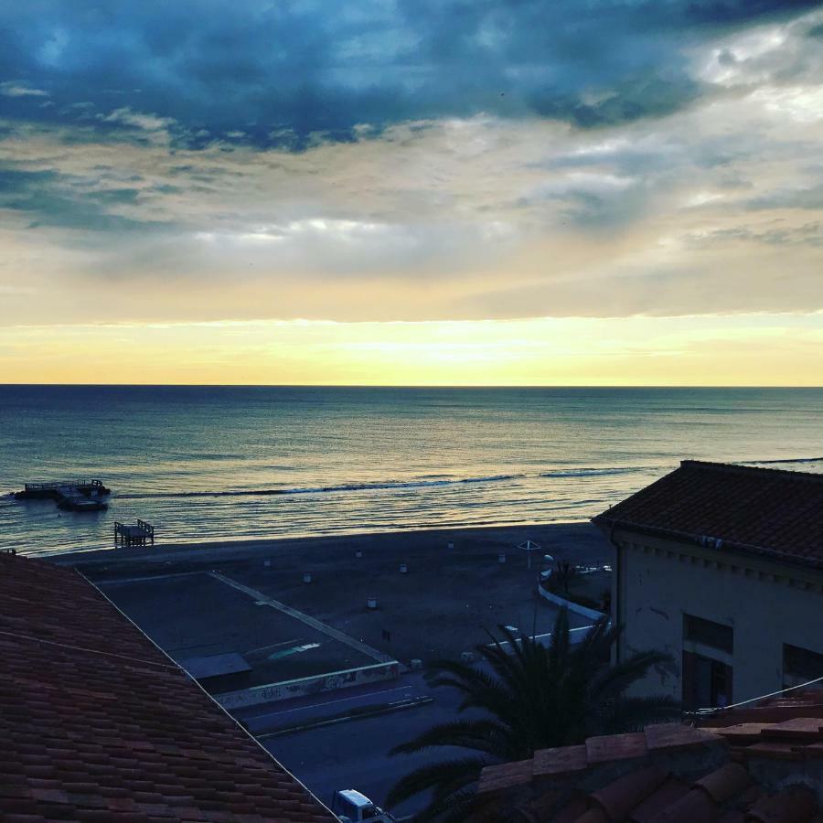 Litus Roma Hostel Lido di Ostia Eksteriør bilde Sunset at the beach of San Benedetto del Tronto