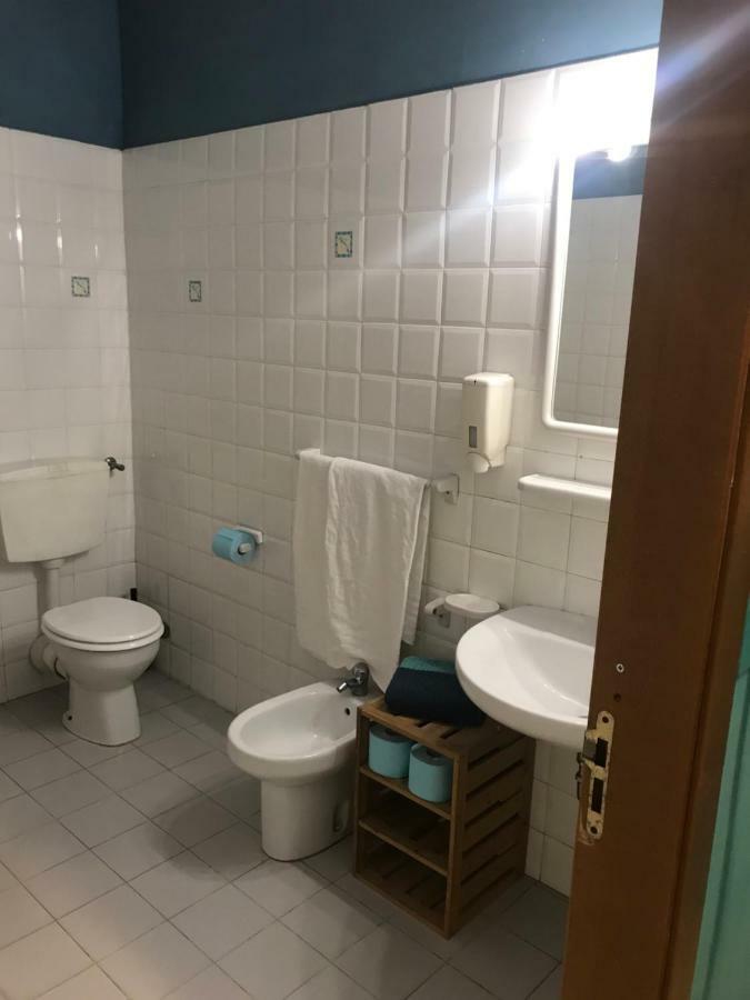 Litus Roma Hostel Lido di Ostia Eksteriør bilde Bathroom in Italy